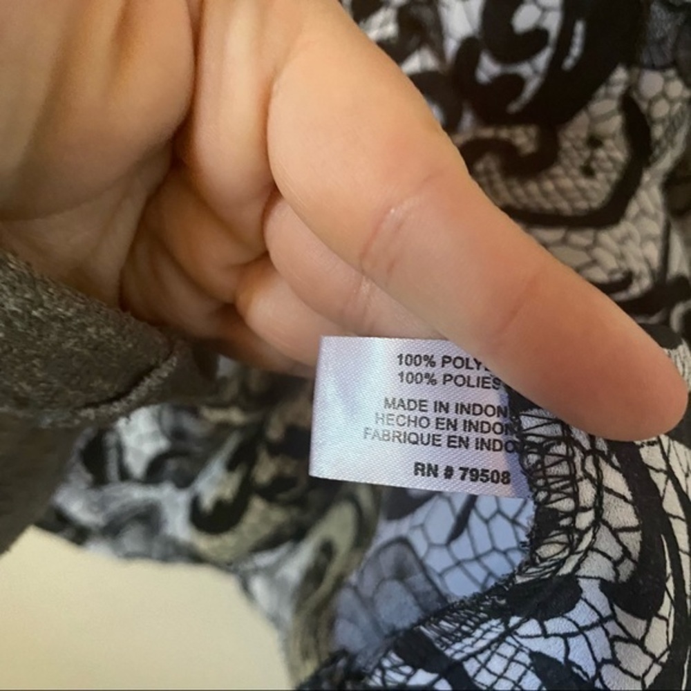 Violet&Claire Flowy Oversized Pattern Top Small - image 5